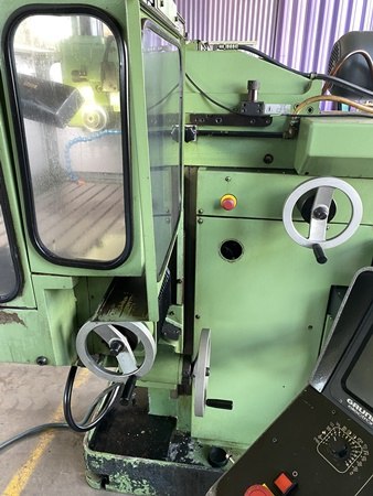 Maschine mit Steuerrädern