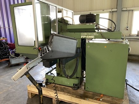 Maschine auf Paletten