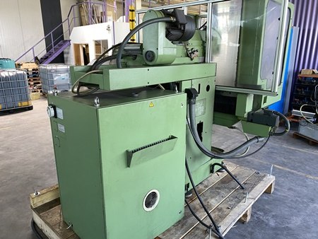 Grüne Maschine auf einer Palette