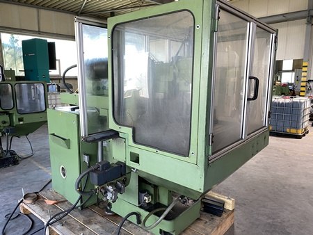 Grüne Maschine auf einer Palette