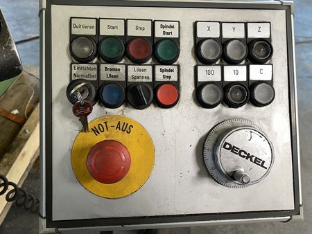Bedientafel einer Maschine