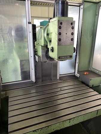 Maschine mit Untergrund