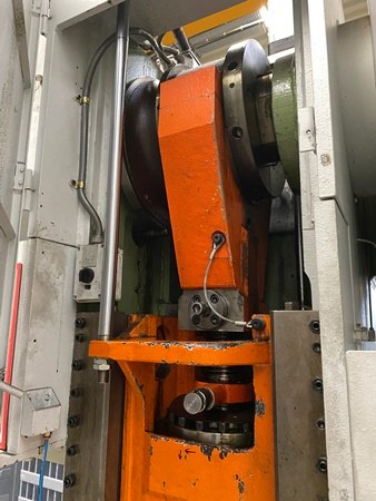 Orange Vorrichtung einer Maschine in einer Werkstatt