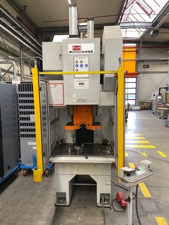 Maschine in einer Werkstatt mit Sicherheitstafel