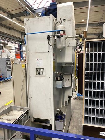 Eine weiße Maschine in einer Werkstatt