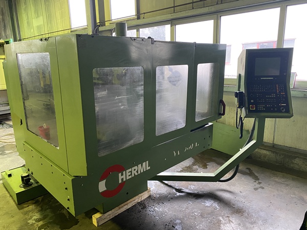Hermle UWF 900 E Fräsmaschine – T-Nutentisch in Nahaufnahme, gut erhaltener Zustand