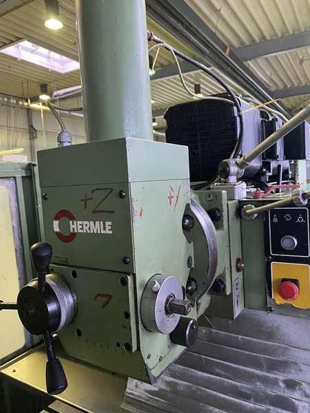 Hermle UWF 900 E Fräsmaschine – T-Nutentisch in Nahaufnahme, gut erhaltener Zustand