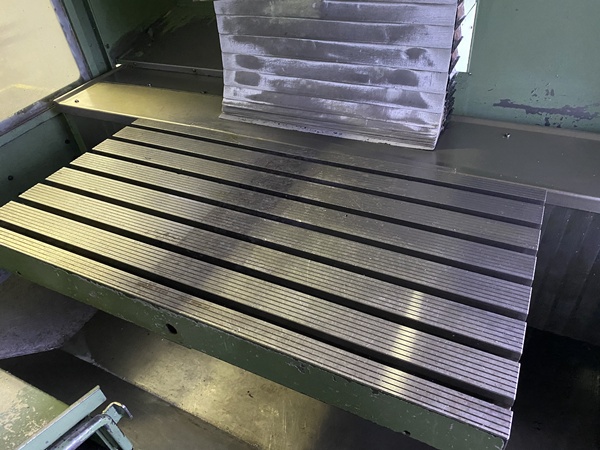 Hermle UWF 900 E Fräsmaschine – Maschinenrückseite mit Kabelzuführung und Typenschild