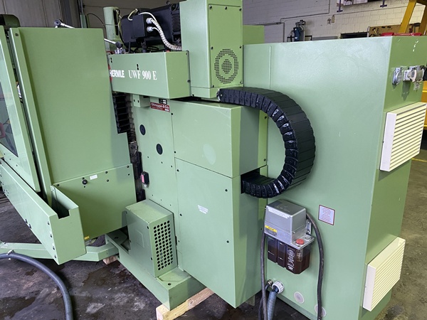 Hermle UWF 900 E Fräsmaschine – T-Nutentisch in Nahaufnahme, gut erhaltener Zustand
