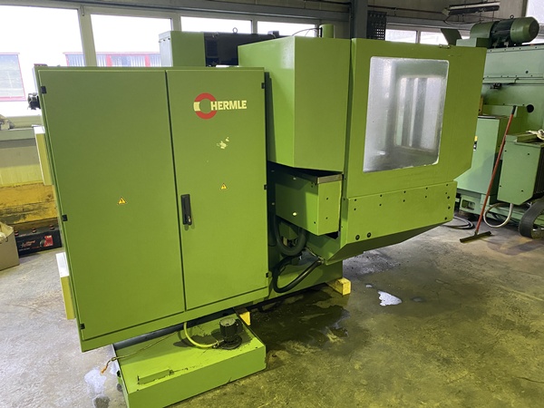 Hermle UWF 900 E Fräsmaschine – T-Nutentisch in Nahaufnahme, gut erhaltener Zustand