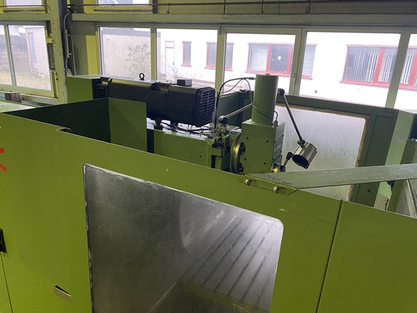 Hermle UWF 900 E – Fräskopf mit Handbedienung und Werkzeugaufnahme über Arbeitstisch