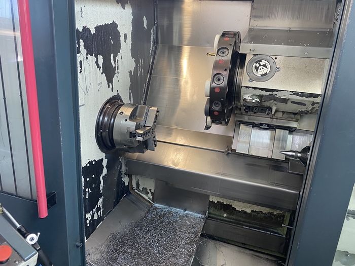 CNC-Maschine mit Spänen