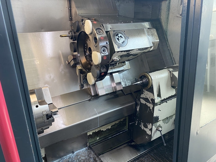 Bearbeitungsmaschine in Werkstatt