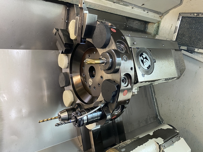 CNC-Maschine mit Bohrer