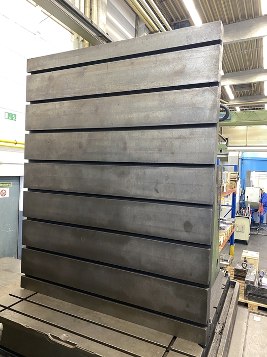 Maschinenbedienfeld mit Monitor