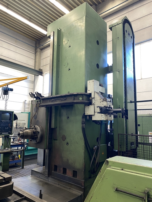 Maschinenbedienfeld mit Monitor